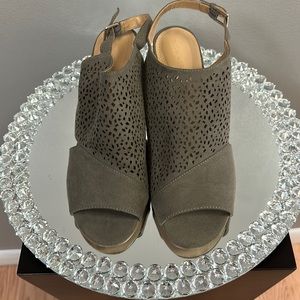 Violet & Red Remy Cut Wedge Peep Toe size 8.5